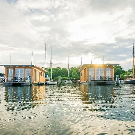 度假居 Komfort-hausboote Am Naturhafen Krummin