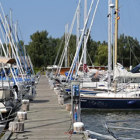 Komfort-hausboote Am Naturhafen 度假居 *